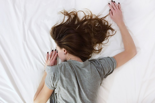 Раскрыты причины онемения рук во сне