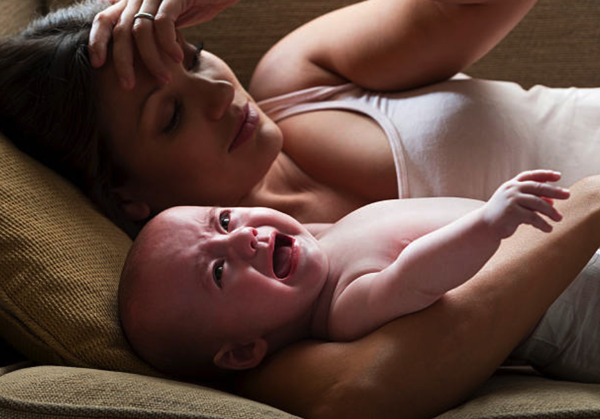 послеродовая депрессия у матери и ребенок плачет