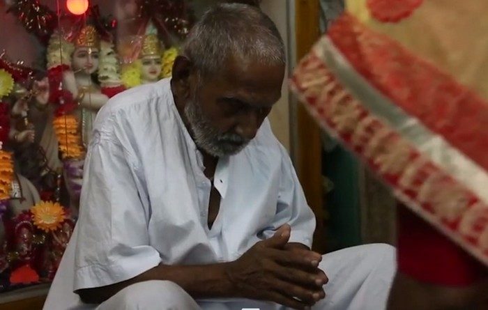 123-летний дедушка молится