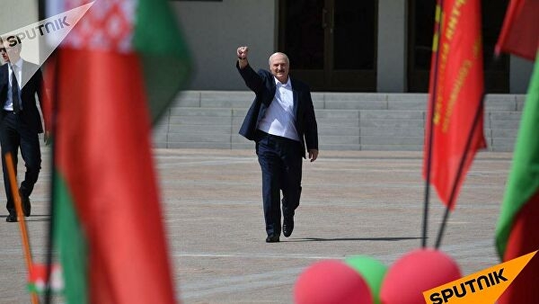 Лукашенко идет по площади