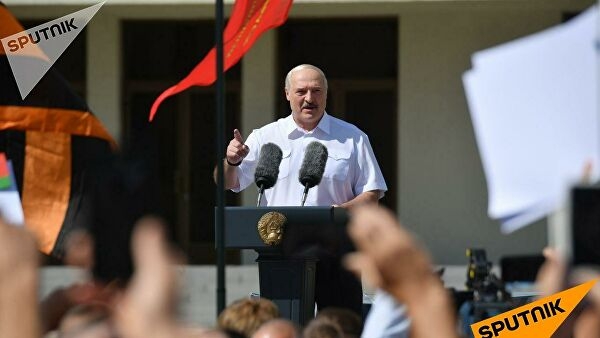 Лукашенко на трибуне и красный флаг