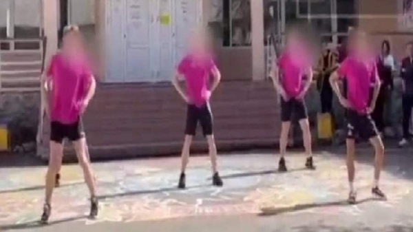 Детский психолог сочла недопустимым танец школьников около лицея в Екатеринбурге
