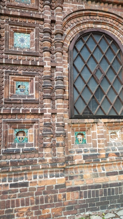 Церковь с 1000-рублевки и вандализм